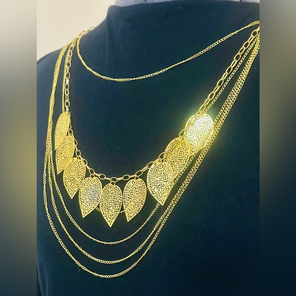 4/$50 NWT Elegant Gold Leaf Necklace